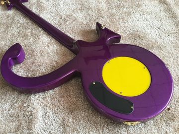 Guitarra personalizada tienda de guitarra príncipe guitarra de color púrpura barco ancla guitarra eléctrica con material de oro plástico pickguard proveedor