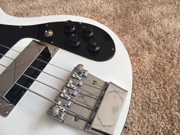 Guitarra bajo de 4 cuerdas en cuello con incrustación de tiburón en madera de rosa negro ABS de unión en cuello RIC 4003 proveedor