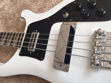 Guitarra bajo de 4 cuerdas en cuello con incrustación de tiburón en madera de rosa negro ABS de unión en cuello RIC 4003 proveedor