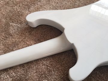 Guitarra bajo de 4 cuerdas en cuello con incrustación de tiburón en madera de rosa negro ABS de unión en cuello RIC 4003 proveedor