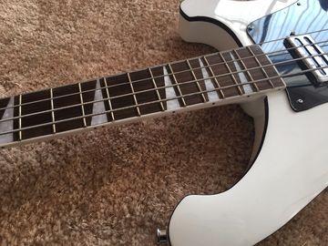 Guitarra bajo de 4 cuerdas en cuello con incrustación de tiburón en madera de rosa negro ABS de unión en cuello RIC 4003 proveedor