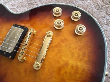 LP guitarra personalizada tabaco solar estallido cuerpo de arce acolchado contorno de espalda y contorno de la articulación del cuello guitarra personalizada tablero de ébano proveedor