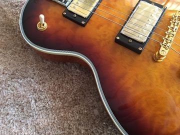LP guitarra personalizada tabaco solar estallido cuerpo de arce acolchado contorno de espalda y contorno de la articulación del cuello guitarra personalizada tablero de ébano proveedor