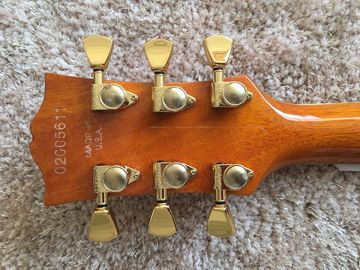 LP guitarra personalizada tabaco solar estallido cuerpo de arce acolchado contorno de espalda y contorno de la articulación del cuello guitarra personalizada tablero de ébano proveedor