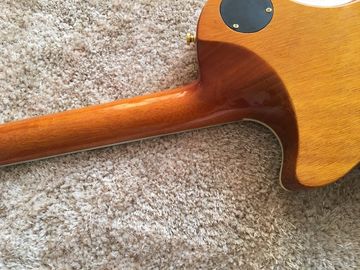 LP guitarra personalizada tabaco solar estallido cuerpo de arce acolchado contorno de espalda y contorno de la articulación del cuello guitarra personalizada tablero de ébano proveedor