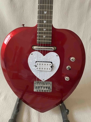 Guitarra eléctrica en forma de corazón personalizada en negro de corta escala cuerpo de caoba pick-ups pickup profesional de guitarra proveedor