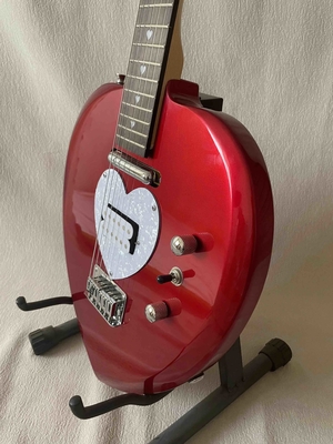 Guitarra eléctrica en forma de corazón personalizada en negro de corta escala cuerpo de caoba pick-ups pickup profesional de guitarra proveedor