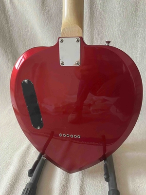 Guitarra eléctrica en forma de corazón personalizada en negro de corta escala cuerpo de caoba pick-ups pickup profesional de guitarra proveedor