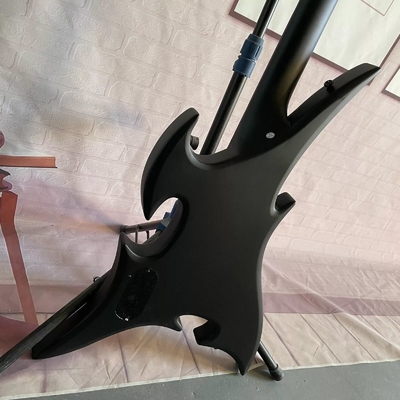 Forma especial personalizada 4 cuerdas Bajo eléctrico Guitarra de Bajo Cuerpo de madera con acabado mate proveedor