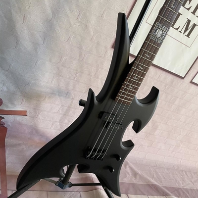 Forma especial personalizada 4 cuerdas Bajo eléctrico Guitarra de Bajo Cuerpo de madera con acabado mate proveedor