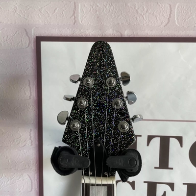 Fabrica personalizada Metal gray plata V forma guitarra eléctrica cerrada pickups cuerpo de caoba Cuello proveedor