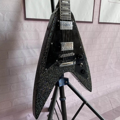 Fabrica personalizada Metal gray plata V forma guitarra eléctrica cerrada pickups cuerpo de caoba Cuello proveedor