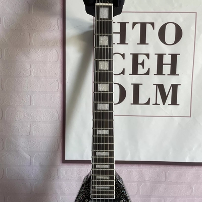 Fabrica personalizada Metal gray plata V forma guitarra eléctrica cerrada pickups cuerpo de caoba Cuello proveedor