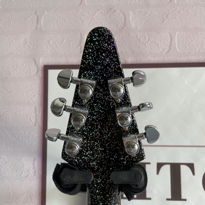 Fabrica personalizada Metal gray plata V forma guitarra eléctrica cerrada pickups cuerpo de caoba Cuello proveedor