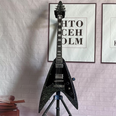 Fabrica personalizada Metal gray plata V forma guitarra eléctrica cerrada pickups cuerpo de caoba Cuello proveedor