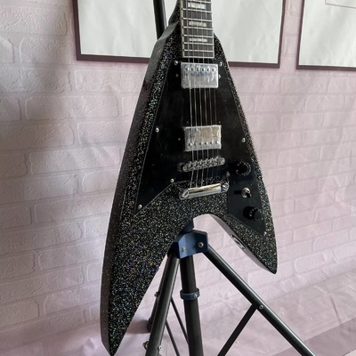 Fabrica personalizada Metal gray plata V forma guitarra eléctrica cerrada pickups cuerpo de caoba Cuello proveedor