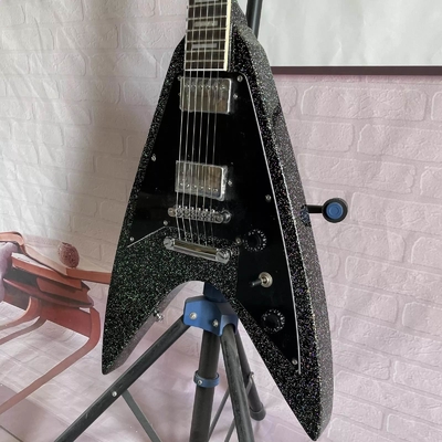 Fabrica personalizada Metal gray plata V forma guitarra eléctrica cerrada pickups cuerpo de caoba Cuello proveedor