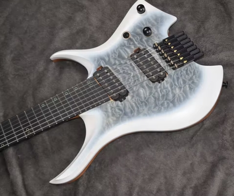 2025 Frets ventilados 7 cuerdas Guitarra eléctrica sin cabeza Color blanco con eye Poplar 5 capas Arce asado proveedor