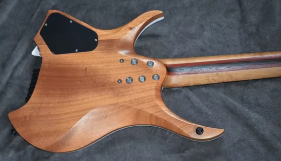 2025 Frets ventilados 7 cuerdas Guitarra eléctrica sin cabeza Color blanco con eye Poplar 5 capas Arce asado proveedor