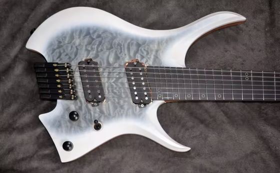 2025 Frets ventilados 7 cuerdas Guitarra eléctrica sin cabeza Color blanco con eye Poplar 5 capas Arce asado proveedor