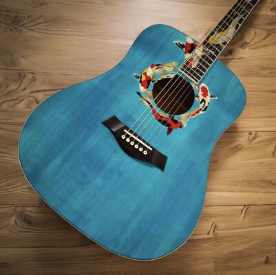 Custom 2025 Taylor Living Jewel Set Style Guitarra acústica Dreadnought con incrustaciones de peces Koi en azul con parte posterior de arce flameado acolchado proveedor