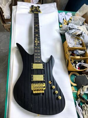 Custom Schecter Style Synyster Gates Signature "Dark Night" Acabado mate Raya negra Guitarra eléctrica Herrajes dorados proveedor