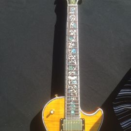 Guitarra eléctrica LP estándar con hardware de oro y incrustación de flores proveedor