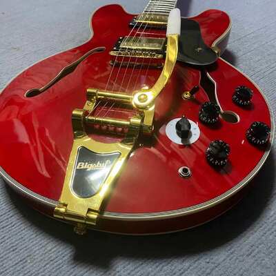 Guitarra eléctrica de jazz semihueca estilo Gibson ES-335 personalizada con Bigsby proveedor