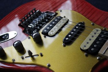 Nuevo de alta calidad, rojo Tiger Flame Guitarra eléctrica Bajo de madera sólida Cuerpo de estrato de arce Fingerboard rueda de acero Cuerdas proveedor
