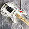 Guitarra eléctrica nueva de 2020 Corazon rojo y letras Cuerpo blanco Sistema de vibración Hardware negro Personalizado en todos los colores Logotipo Custo proveedor