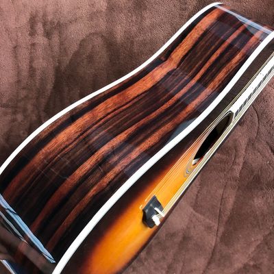 Cuerpo J45 personalizado AAAA Guitarra acústica de madera sólida de sándalo espalda y lados en color puesta de sol con tronco de cabeza clásico proveedor