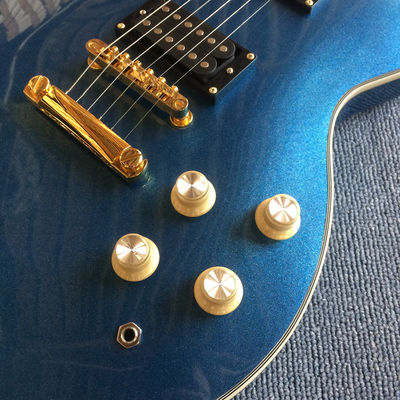 Guitarra eléctrica personalizada en azul metálico con hardware dorado proveedor