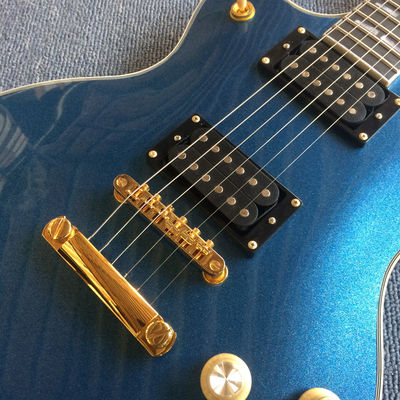 Guitarra eléctrica personalizada en azul metálico con hardware dorado proveedor