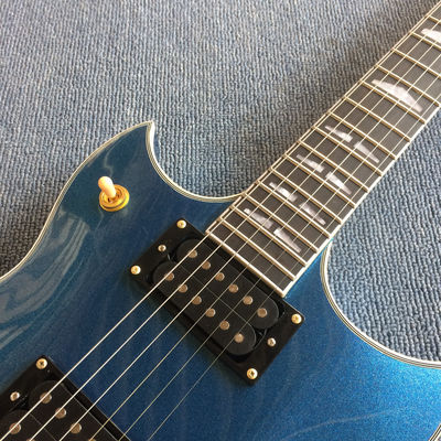 Guitarra eléctrica personalizada en azul metálico con hardware dorado proveedor