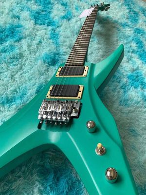 6 cuerdas Guitarra eléctrica de 39 pulgadas en forma de V Cuello a través de la guitarra activa Mahogany Madera cuerpo mate Rosa Verde Negro Re proveedor