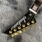 Guitarra eléctrica personalizada Jackson V de color blanco en tiras negras con hardware dorado acepta guitarra OEM proveedor