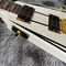Guitarra eléctrica personalizada Jackson V de color blanco en tiras negras con hardware dorado acepta guitarra OEM proveedor