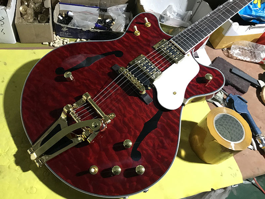 Guitarra eléctrica de jazz con cuerpo hueco de doble F con guitarra de estilo grillo dorado con tremolar dorado con edredón de arce. proveedor